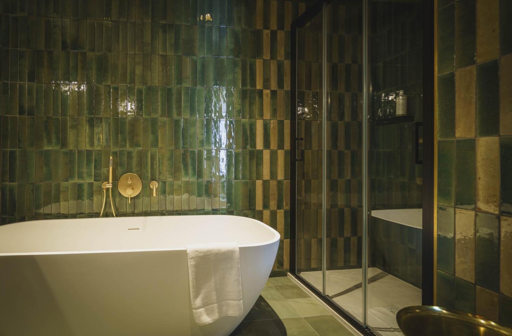 Junior Suite Shower Bath,1600564983:JPEG