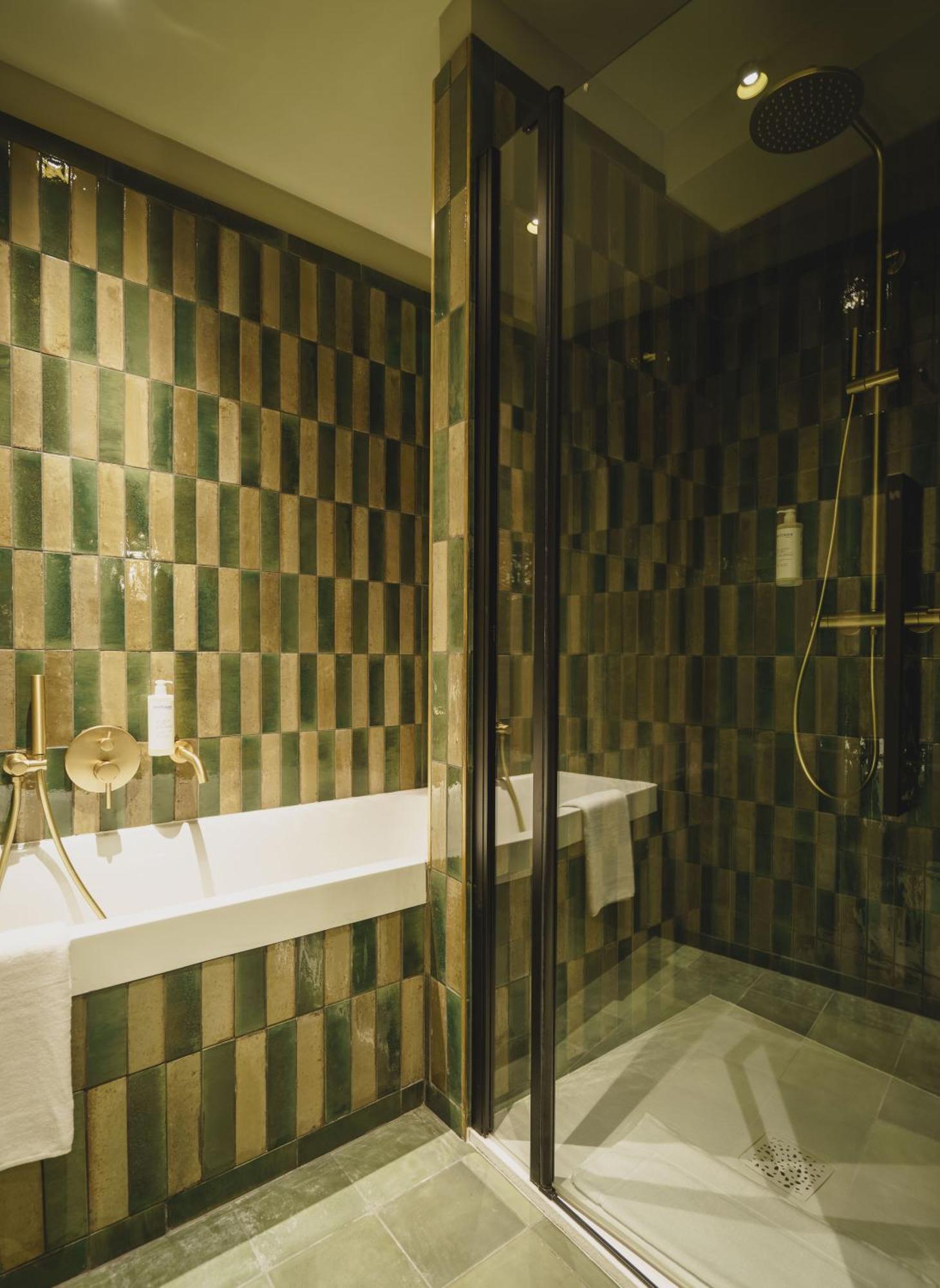Junior Suite Shower Bath Balcony,1600564981:JPEG